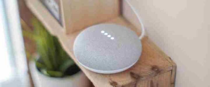 Smart-Home-„Szenarien“, die euer Leben vereinfachen A Google Home Mini smart speaker on a wooden shelf, blending technology with home decor. - A Google Home Mini smart speaker on a wooden shelf, blending technology with home decor., tags: smart-home-„szenarien für - pexel